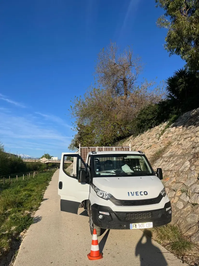 Camion IVECO benne floqué Vertical Élagage stationné en chantier — Perpignan 66