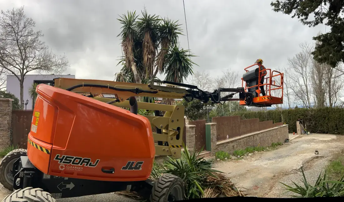 Élagage en nacelle JLG de grands yuccas devant une villa — Vertical Élagage 66