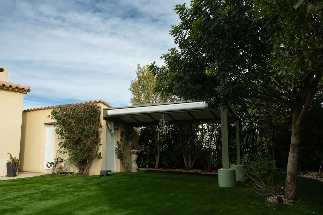 Pergola dégagée après débroussaillage et entretien — jardin remis en valeur, Vertical Élagage Perpignan