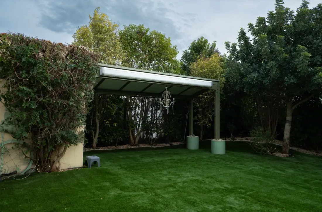 APRÈS — bougainvillier rabattu et haies taillées, auvent dégagé sur jardin entretenu — Vertical Élagage Perpignan