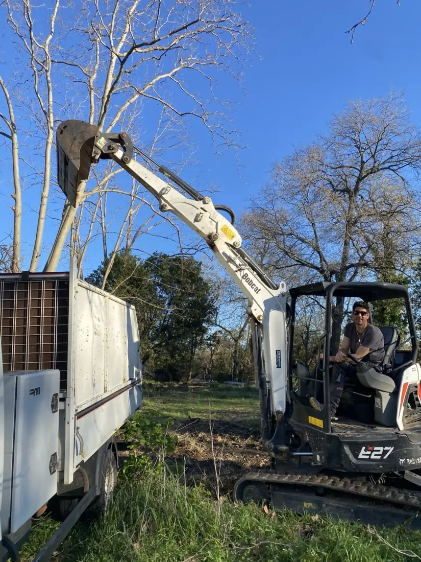 Mini-pelle Bobcat E27 sur remorque pour dessouchage — Vertical Élagage 66