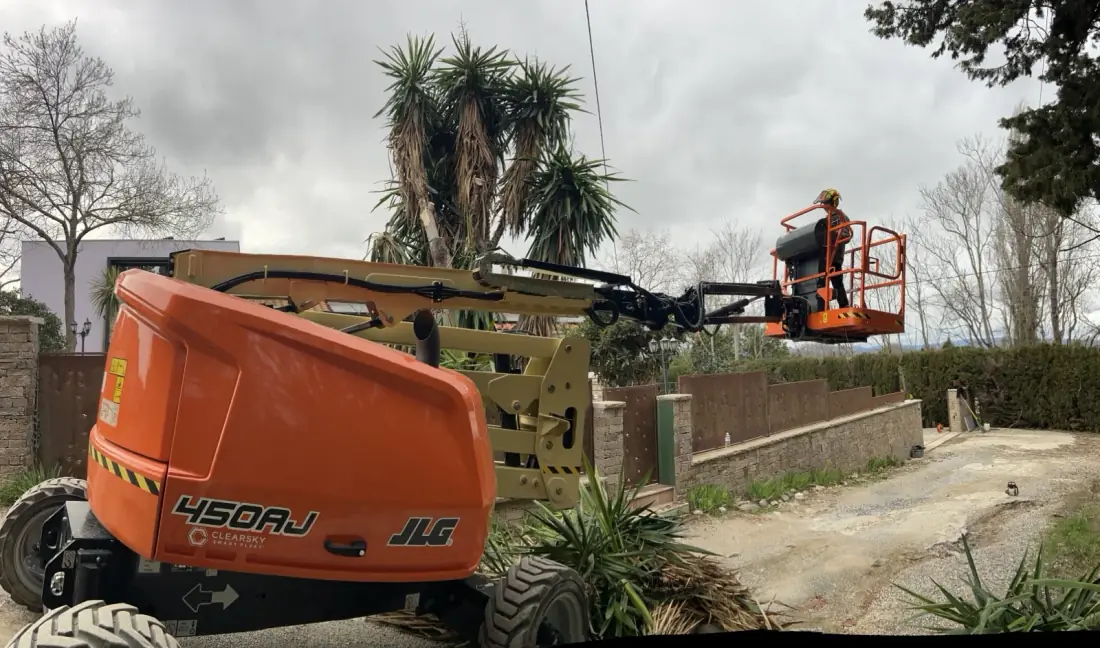 Nacelle articulée JLG 450AJ déployée pour élagage — Vertical Élagage Perpignan