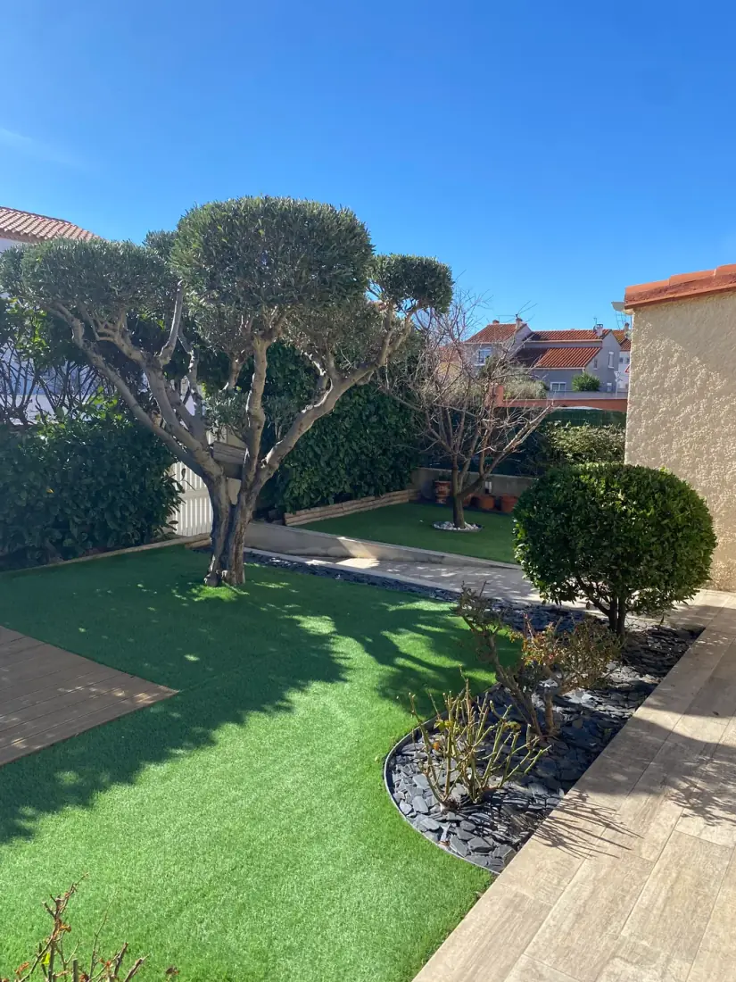 Jardin soigné aux arbres nuage et topiaires taillés — entretien d'espaces verts Vertical Élagage Perpignan 66